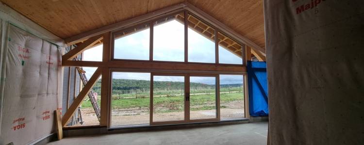 Chantier de construction neuve Fenêtre INTERNORM en bois alu et PVC alu à Semondans