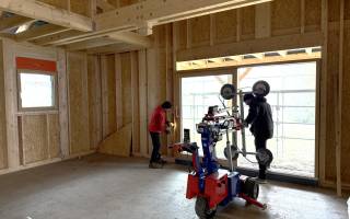 Chantier de construction neuve Fenêtre INTERNORM en bois alu et Volet roulant ROMA à Montreux le Chateau