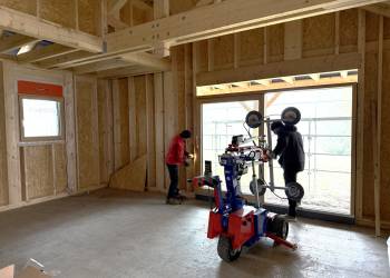 Chantier de construction neuve Fenêtre INTERNORM en bois alu et Volet roulant ROMA à Montreux le Chateau