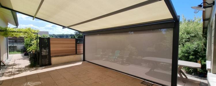 Pose d'une pergola à toile rétractable modèle Lapure de RENSON à Perrouse