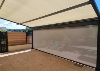 Pose d'une pergola à toile rétractable modèle Lapure de RENSON à Perrouse