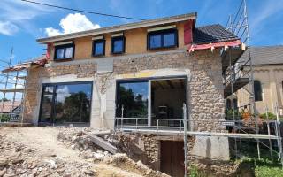 Rénovation maison en pierre à Montreux-Château (90) | Baies vitrées INTERNORM et BSO ROMA