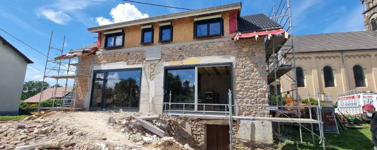 Rénovation maison en pierre à Montreux-Château (90) | Baies vitrées INTERNORM et BSO ROMA