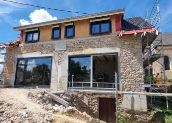 Rénovation maison en pierre à Montreux-Château (90) | Baies vitrées INTERNORM et BSO ROMA